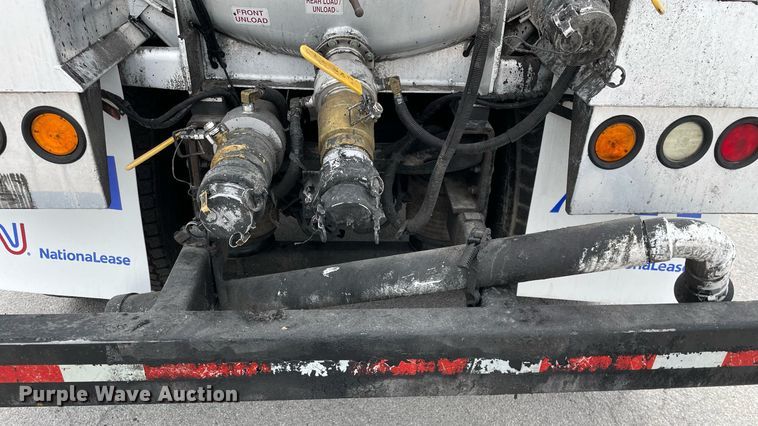 image for item LJ9593 2016 International 7600  vacuum truck