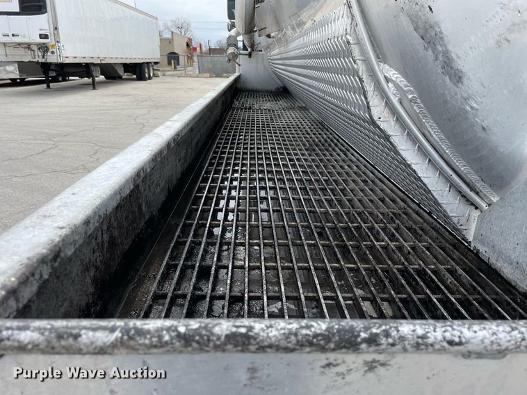 image for item LJ9593 2016 International 7600  vacuum truck