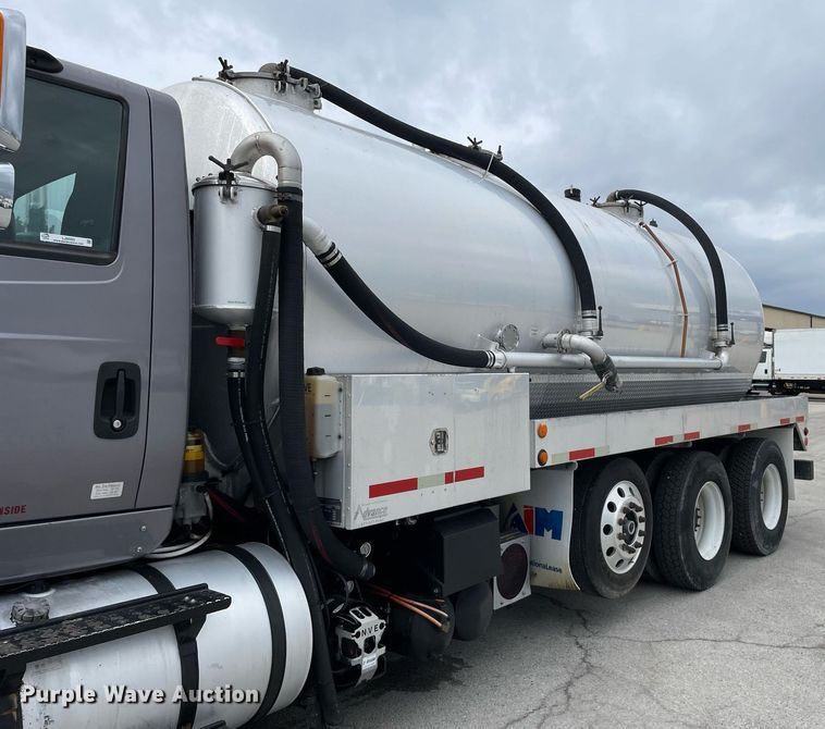 image for item LJ9593 2016 International 7600  vacuum truck