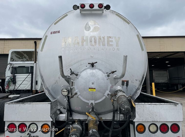 image for item LJ9593 2016 International 7600  vacuum truck