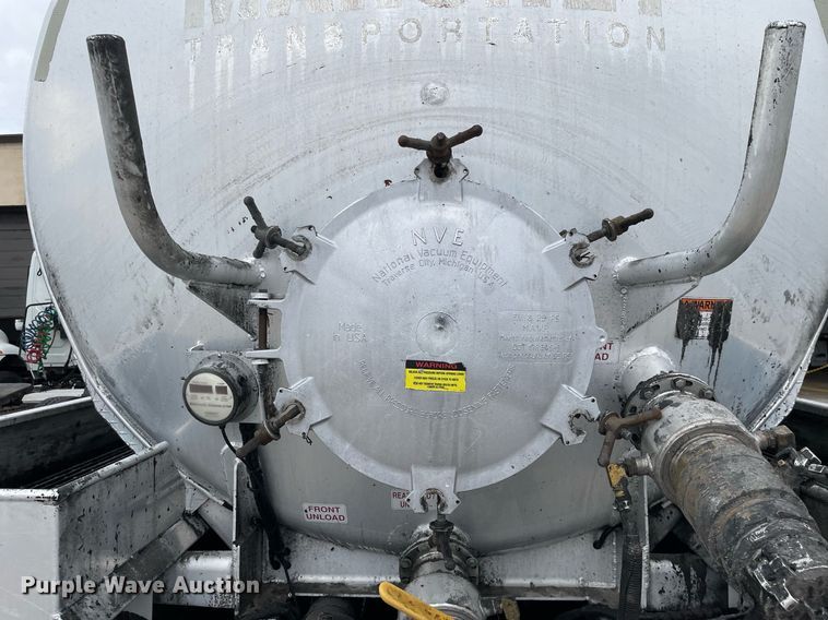 image for item LJ9593 2016 International 7600  vacuum truck