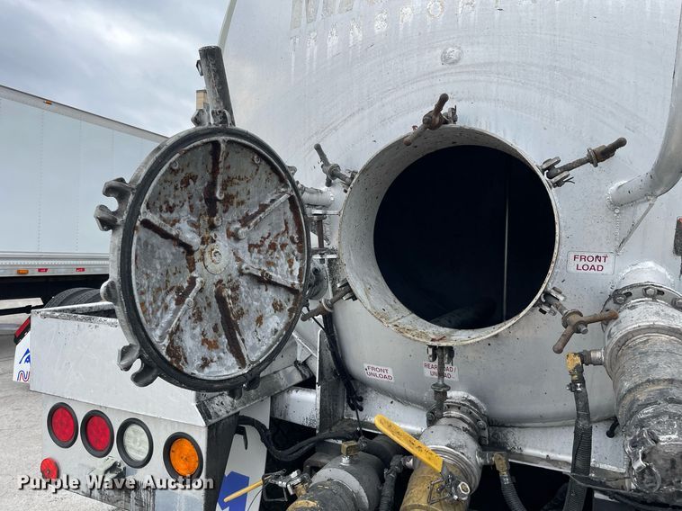 image for item LJ9593 2016 International 7600  vacuum truck