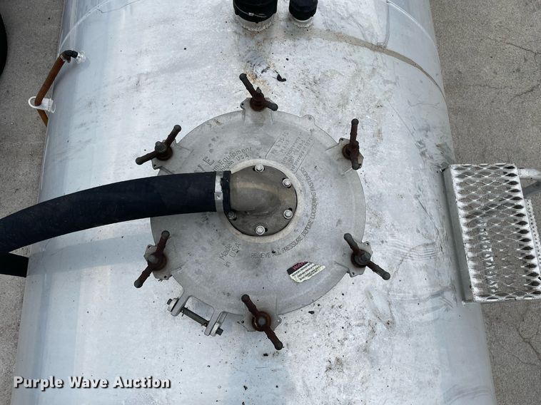 image for item LJ9593 2016 International 7600  vacuum truck