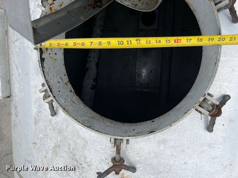 image for item LJ9593 2016 International 7600  vacuum truck