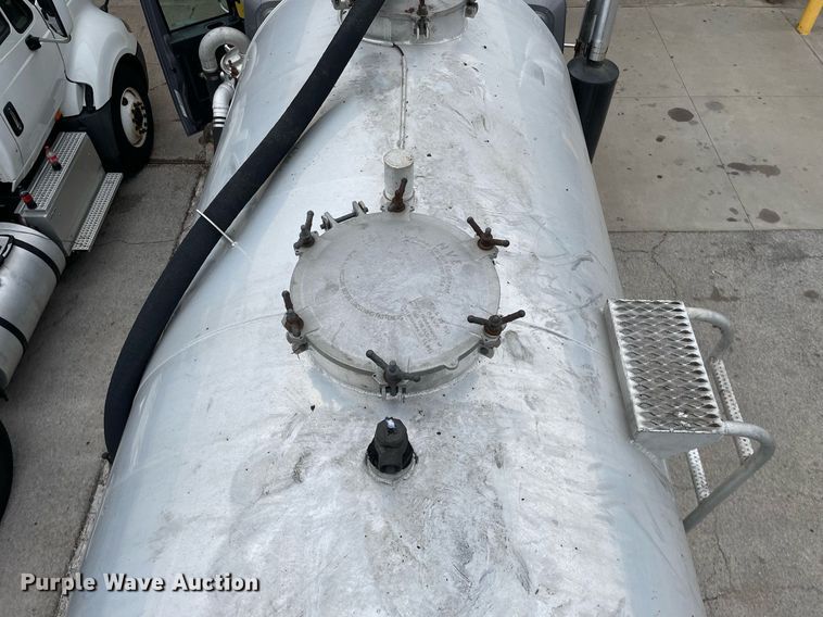 image for item LJ9593 2016 International 7600  vacuum truck