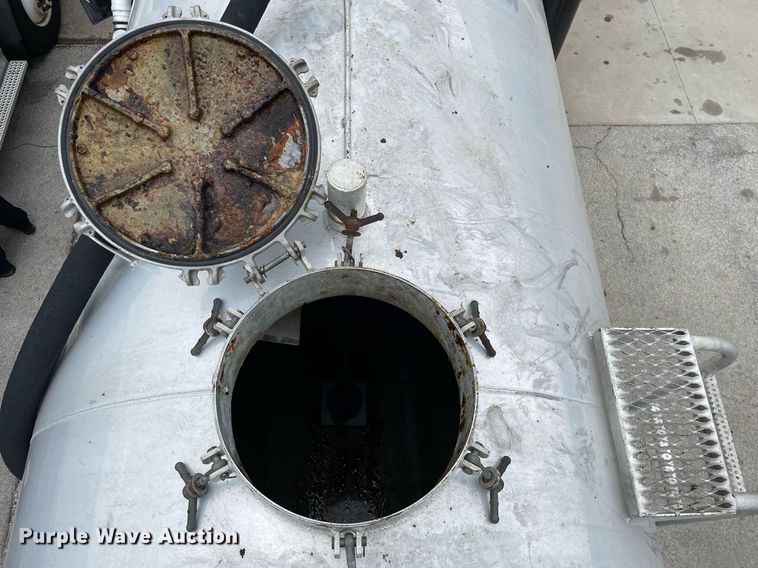 image for item LJ9593 2016 International 7600  vacuum truck