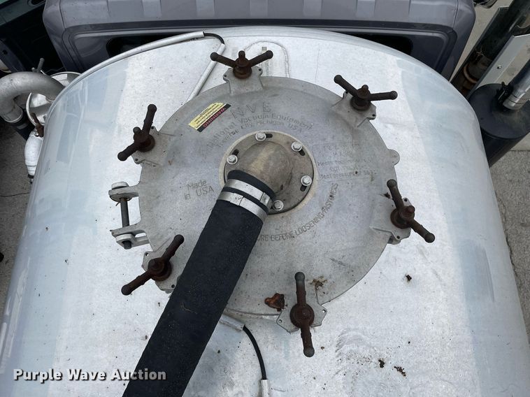 image for item LJ9593 2016 International 7600  vacuum truck