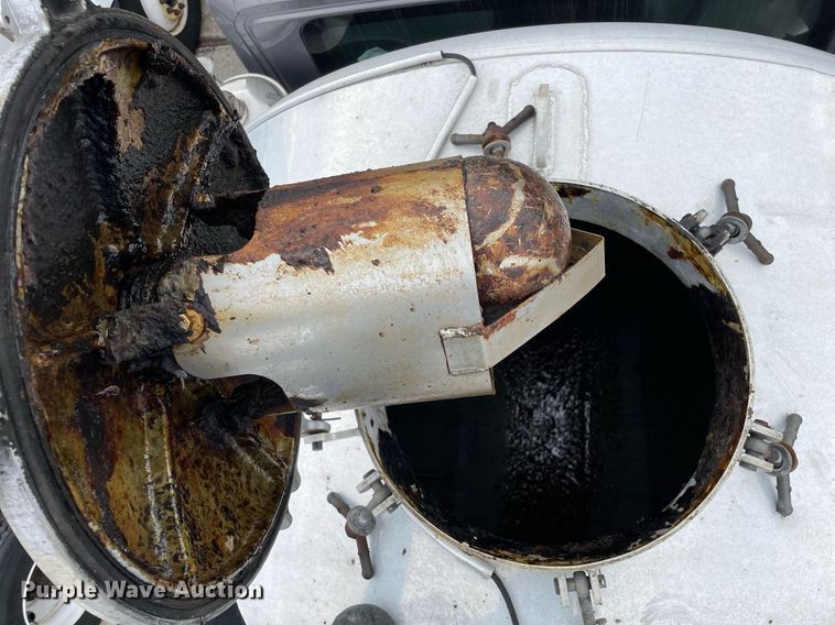 image for item LJ9593 2016 International 7600  vacuum truck