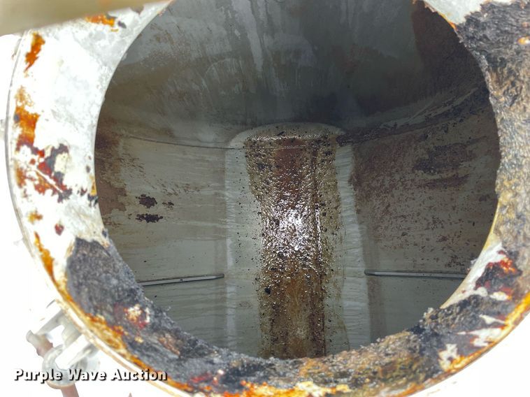 image for item LJ9593 2016 International 7600  vacuum truck