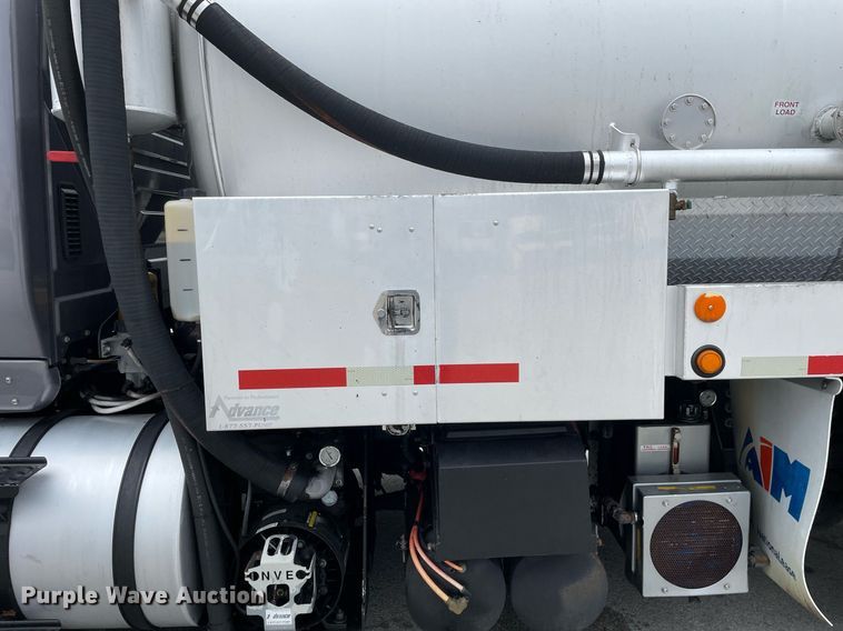 image for item LJ9593 2016 International 7600  vacuum truck