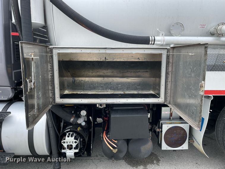 image for item LJ9593 2016 International 7600  vacuum truck