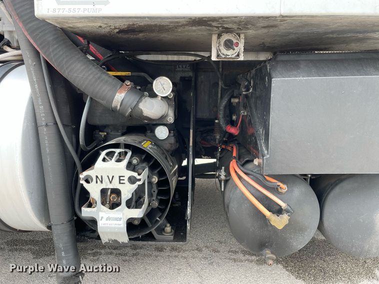 image for item LJ9593 2016 International 7600  vacuum truck