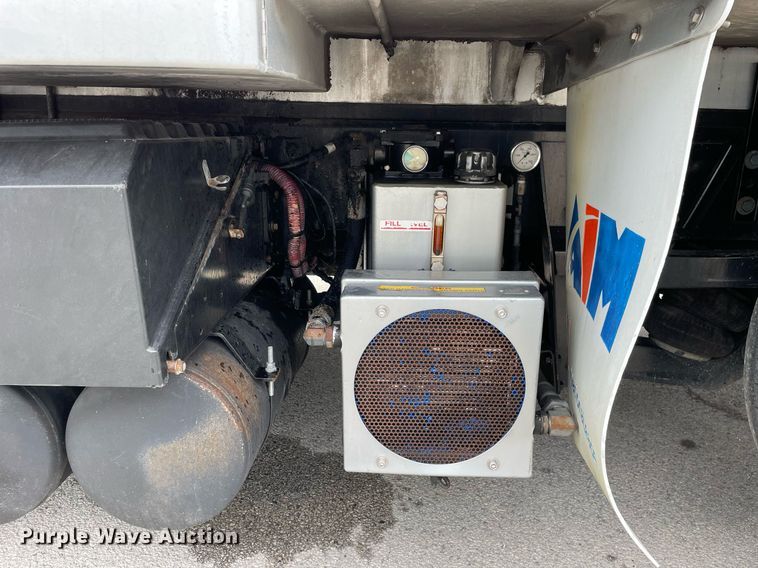 image for item LJ9593 2016 International 7600  vacuum truck