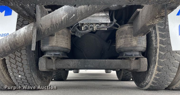 image for item LJ9593 2016 International 7600  vacuum truck