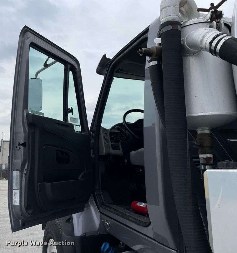 image for item LJ9593 2016 International 7600  vacuum truck