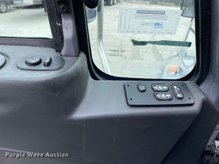 image for item LJ9593 2016 International 7600  vacuum truck