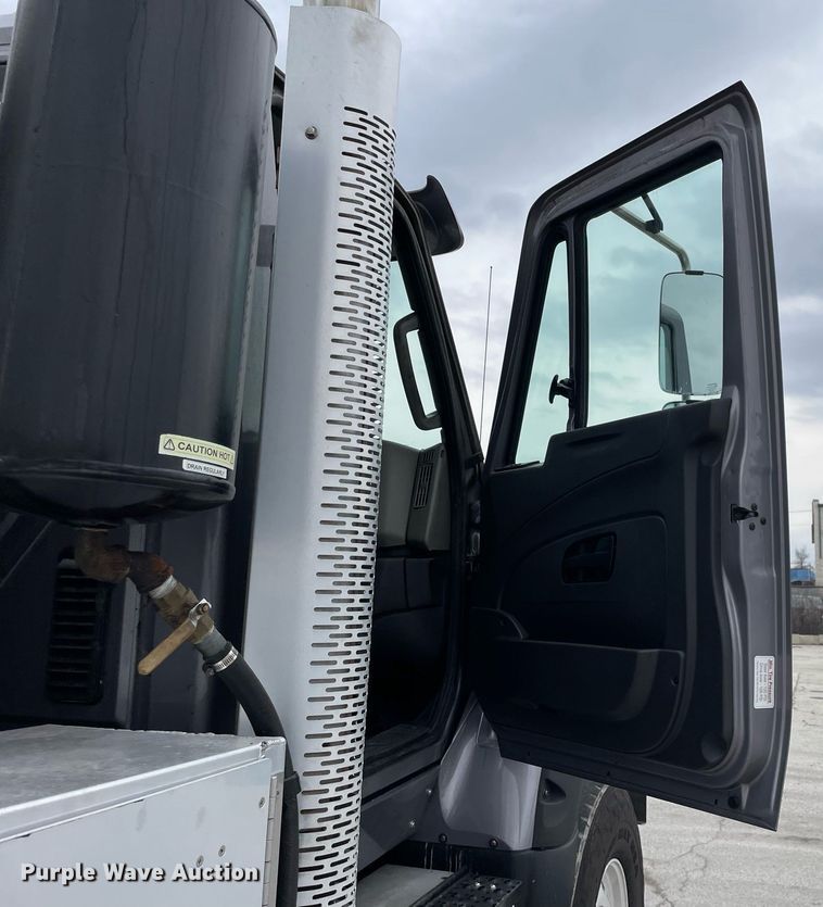 image for item LJ9593 2016 International 7600  vacuum truck