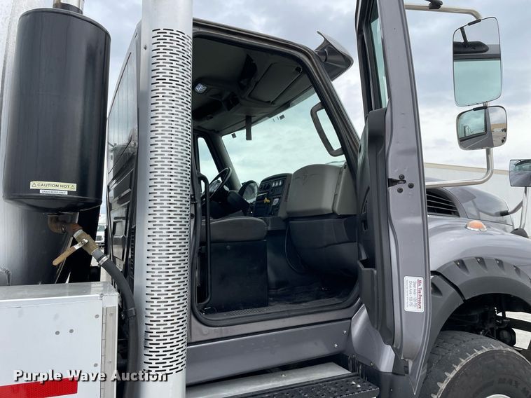 image for item LJ9593 2016 International 7600  vacuum truck