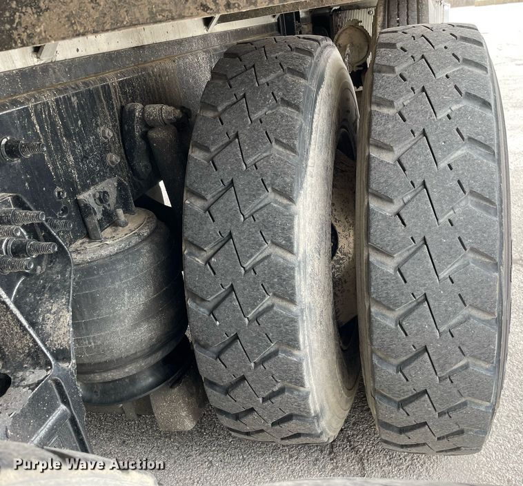 image for item LJ9593 2016 International 7600  vacuum truck