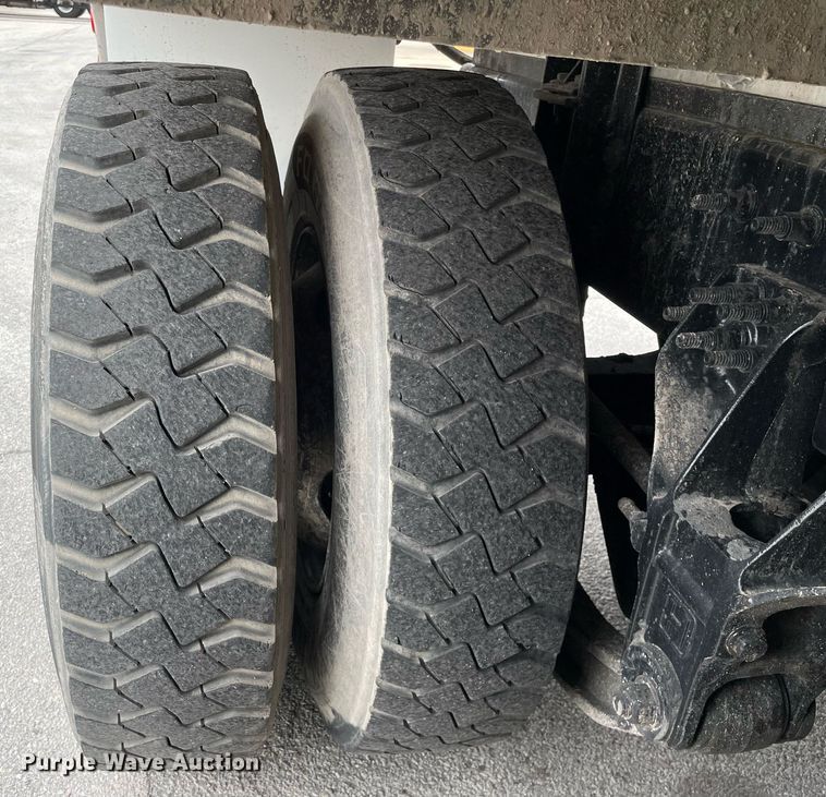 image for item LJ9593 2016 International 7600  vacuum truck