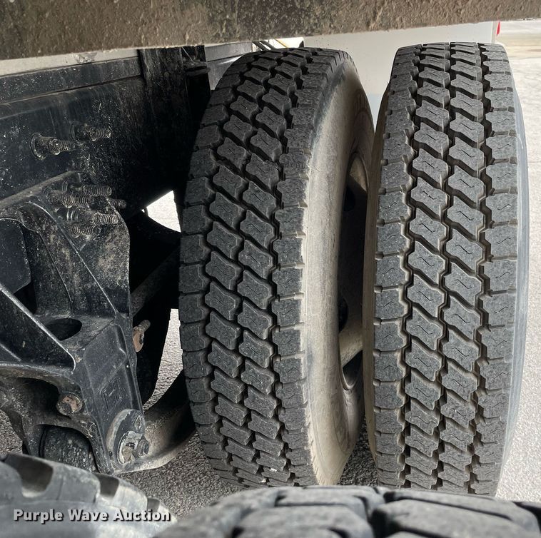 image for item LJ9593 2016 International 7600  vacuum truck