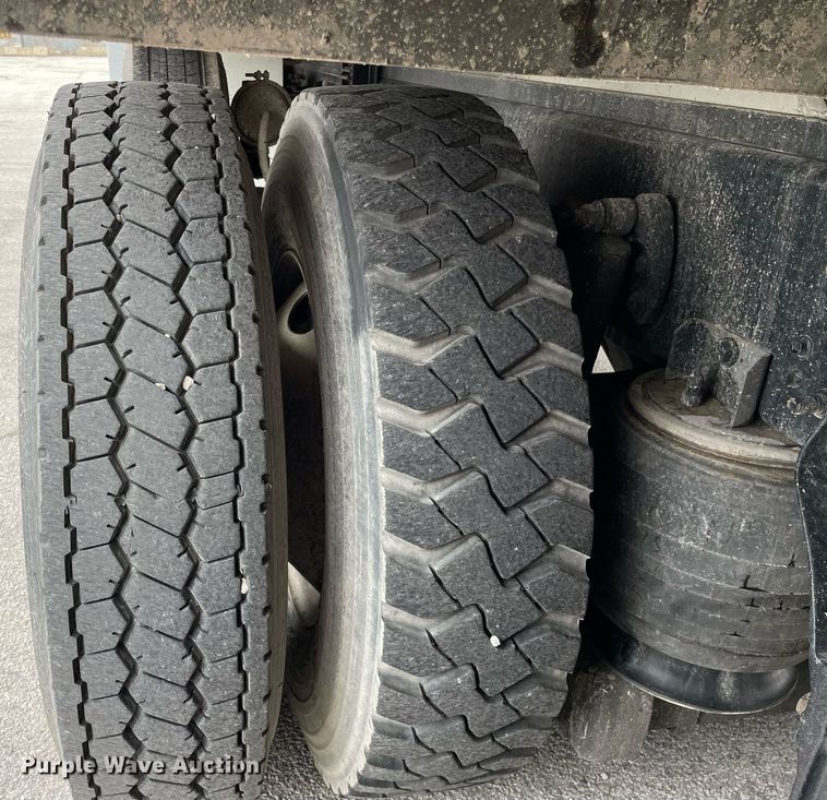 image for item LJ9593 2016 International 7600  vacuum truck