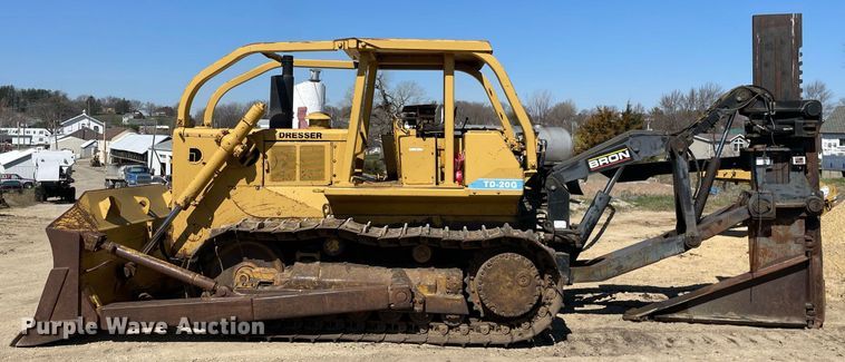 image for item LJ9609 1987 Dresser TD20G  dozer with Bron tile plow