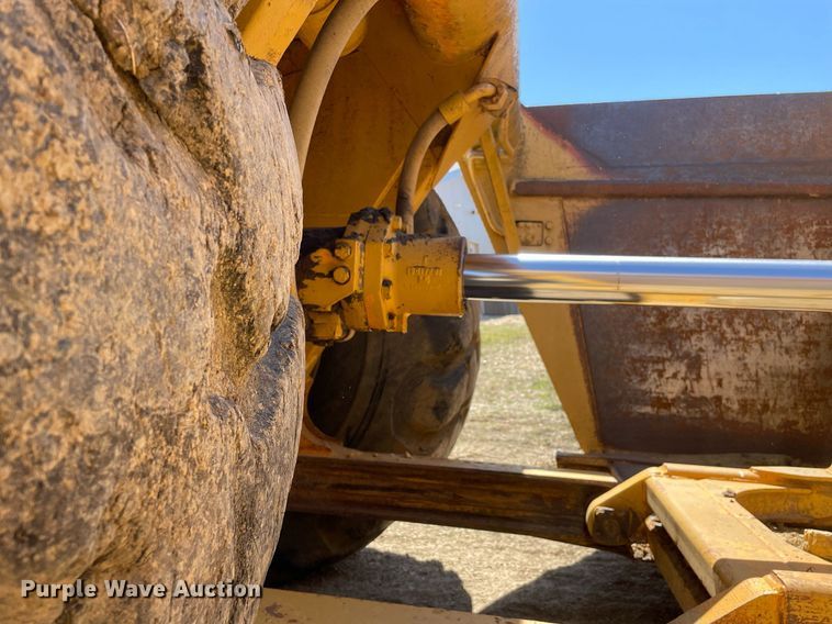 image for item LJ9612 1986 Caterpillar 621B  conventional scraper