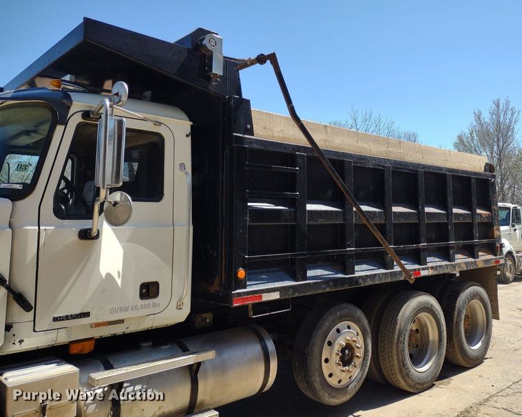 image for item LL9039 2003 Mack CV713  dump truck