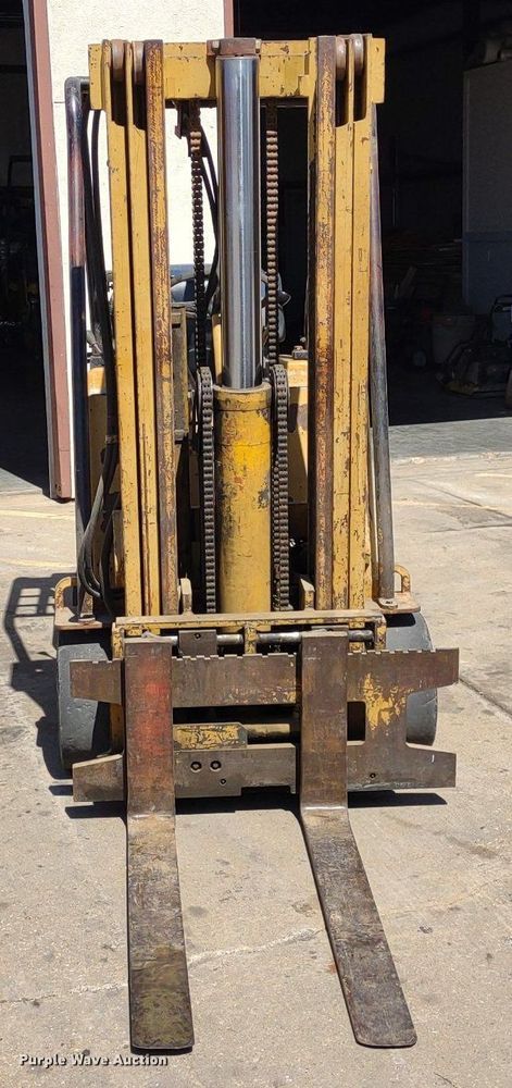 image for item LL9052 Caterpillar T40B  forklift