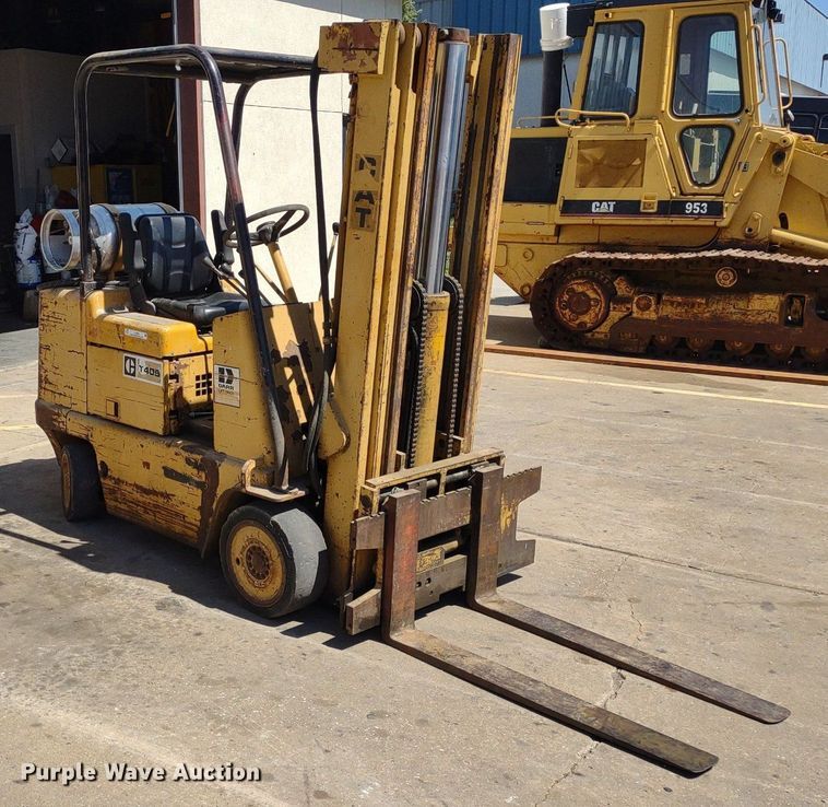 image for item LL9052 Caterpillar T40B  forklift