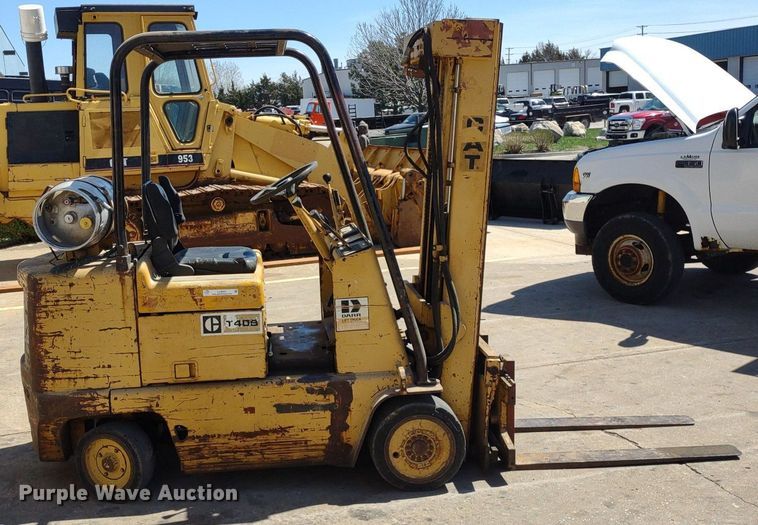 image for item LL9052 Caterpillar T40B  forklift