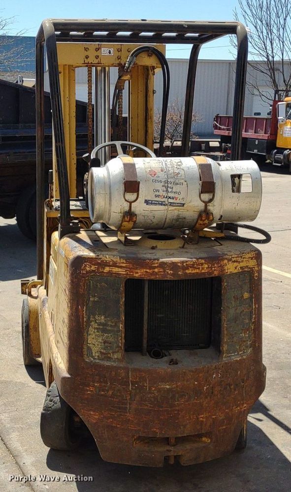 image for item LL9052 Caterpillar T40B  forklift