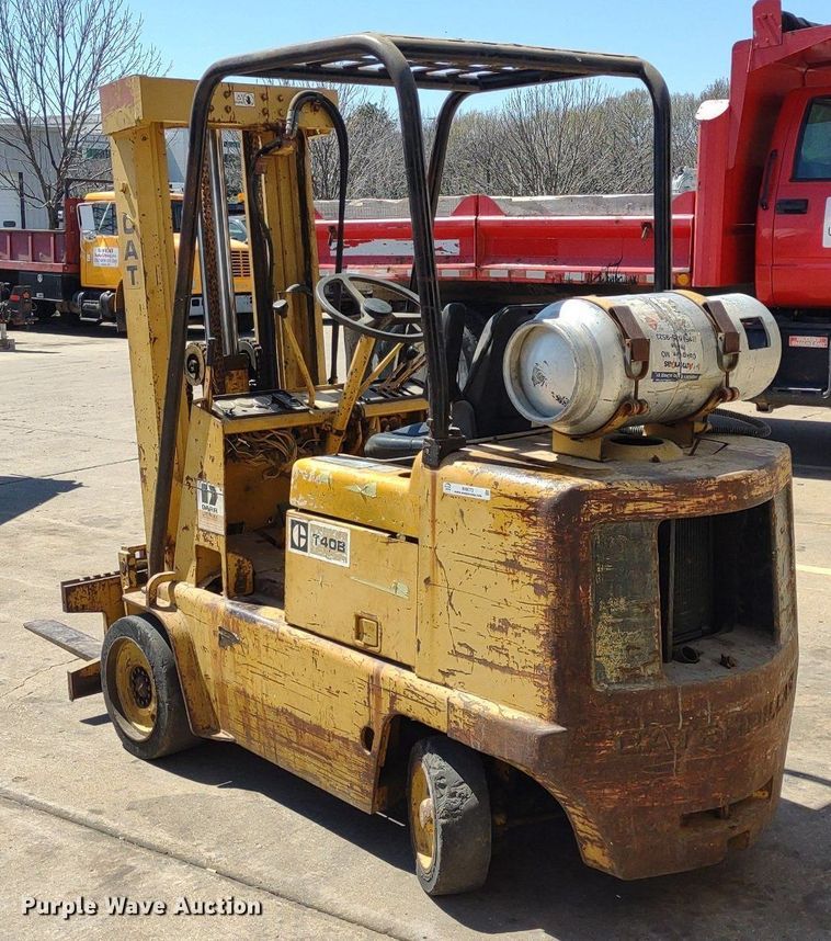 image for item LL9052 Caterpillar T40B  forklift