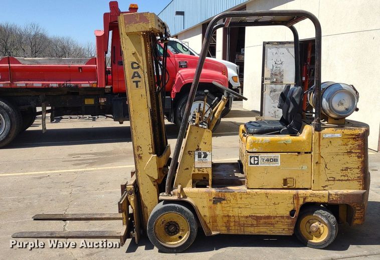 image for item LL9052 Caterpillar T40B  forklift