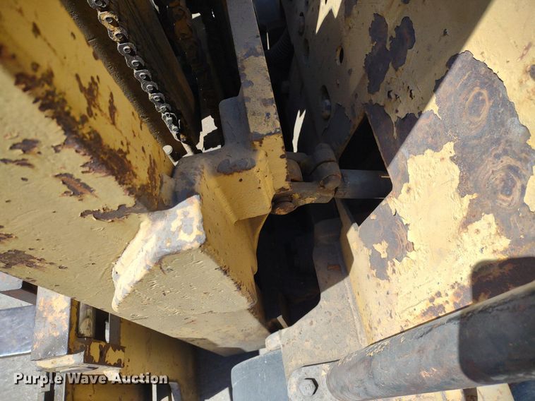 image for item LL9052 Caterpillar T40B  forklift