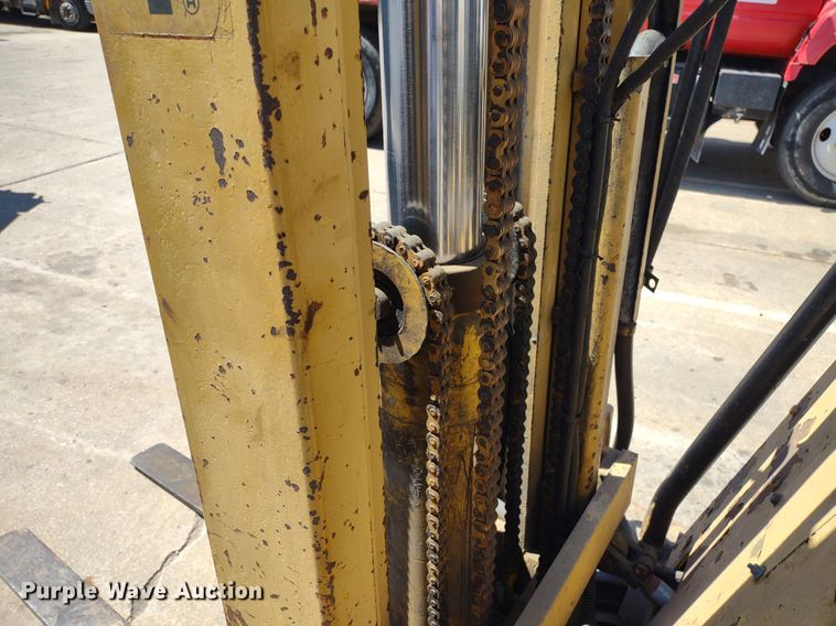 image for item LL9052 Caterpillar T40B  forklift