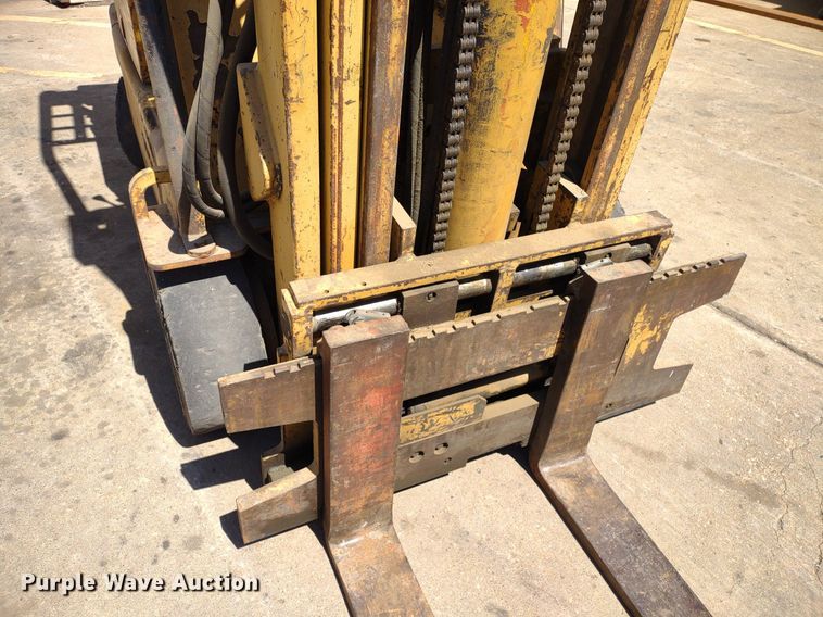 image for item LL9052 Caterpillar T40B  forklift