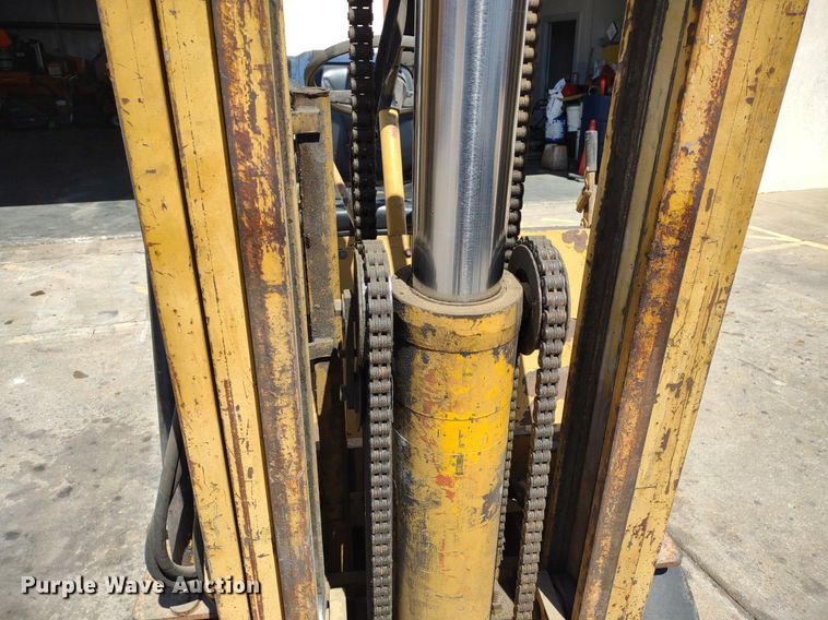 image for item LL9052 Caterpillar T40B  forklift