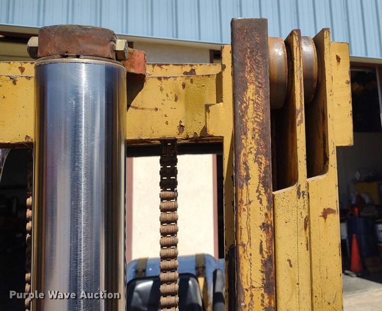 image for item LL9052 Caterpillar T40B  forklift