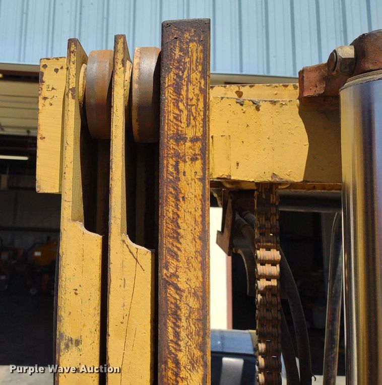 image for item LL9052 Caterpillar T40B  forklift