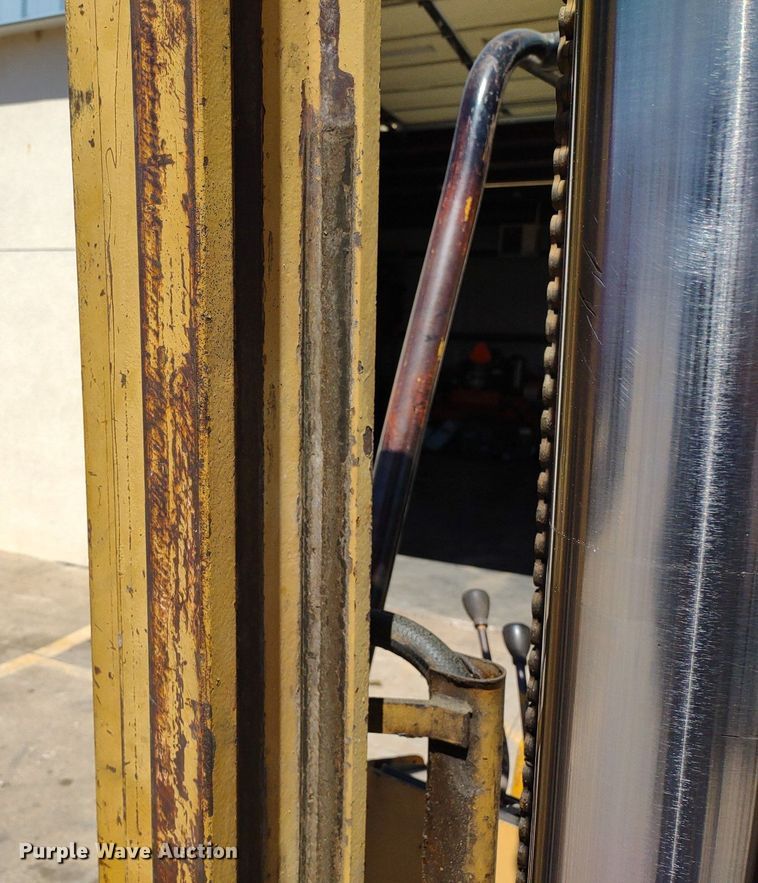 image for item LL9052 Caterpillar T40B  forklift