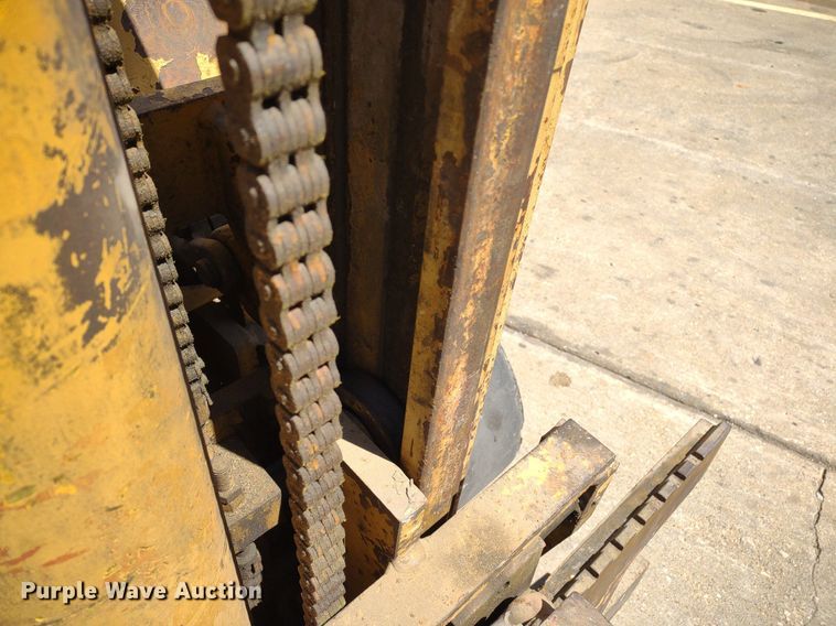 image for item LL9052 Caterpillar T40B  forklift