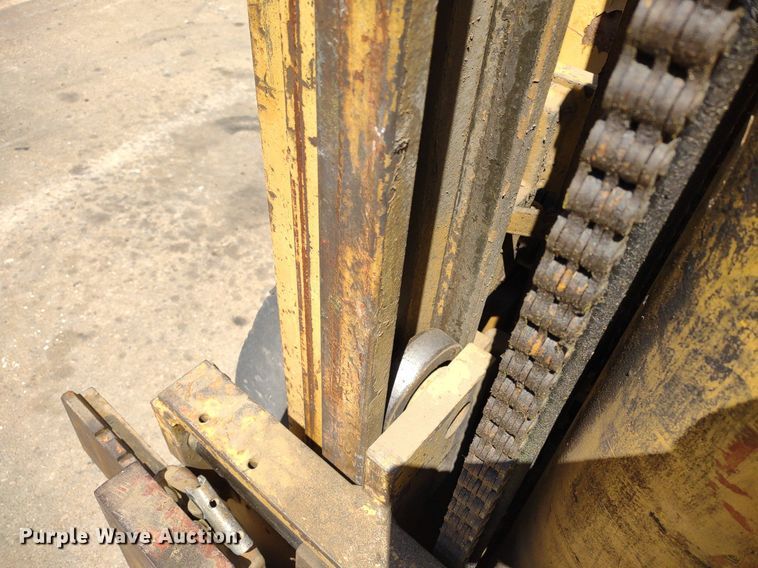 image for item LL9052 Caterpillar T40B  forklift