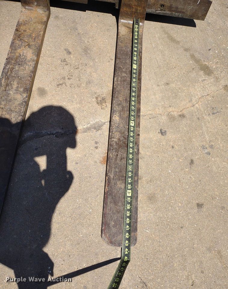 image for item LL9052 Caterpillar T40B  forklift