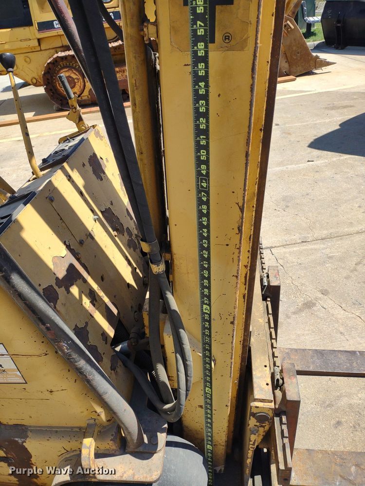 image for item LL9052 Caterpillar T40B  forklift