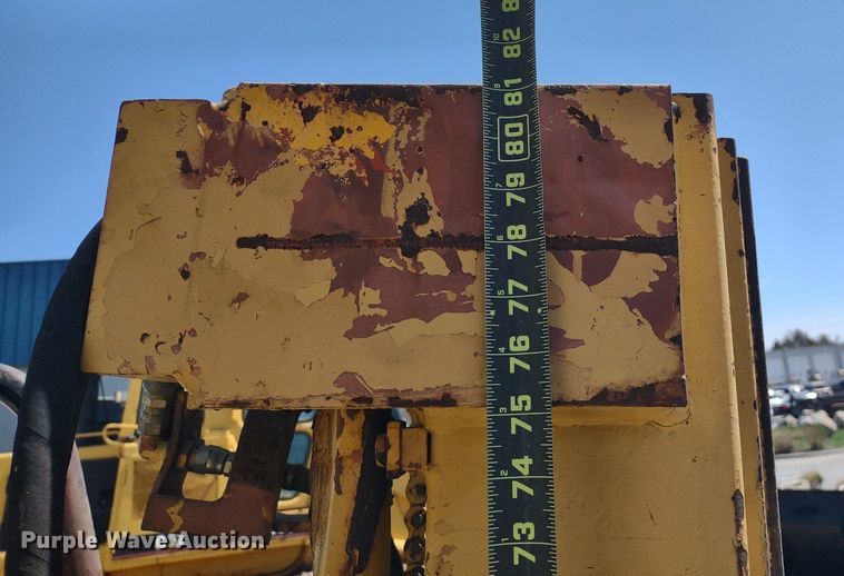 image for item LL9052 Caterpillar T40B  forklift