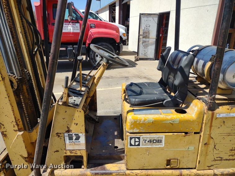 image for item LL9052 Caterpillar T40B  forklift