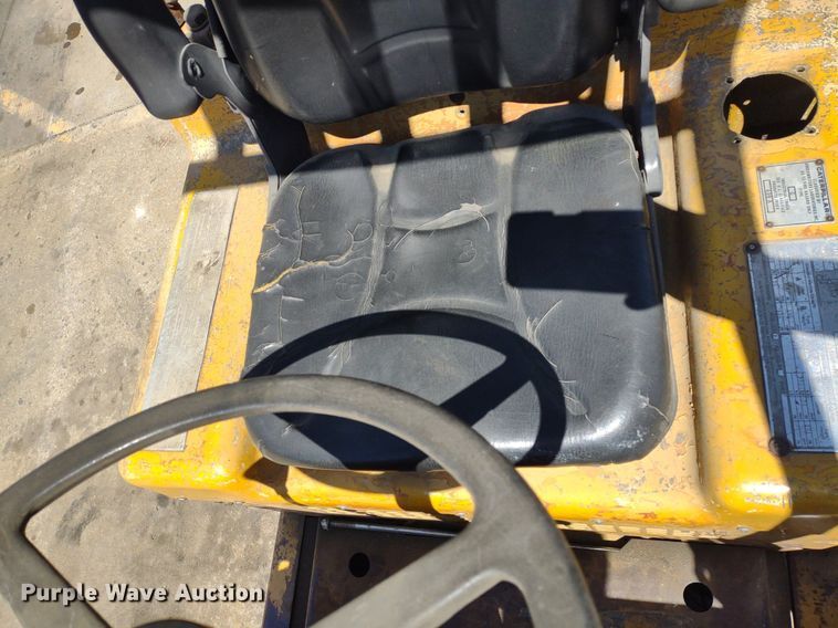 image for item LL9052 Caterpillar T40B  forklift