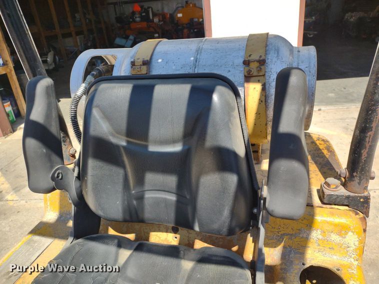 image for item LL9052 Caterpillar T40B  forklift